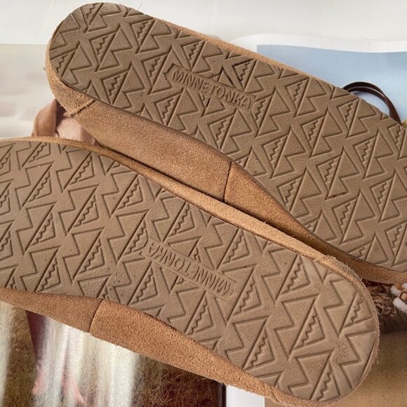 MINNETONKA Women's Sheepskin Rubber Sole Slippers: Size 9; EXCELLENT CONDITION - Picture 8 of 9
